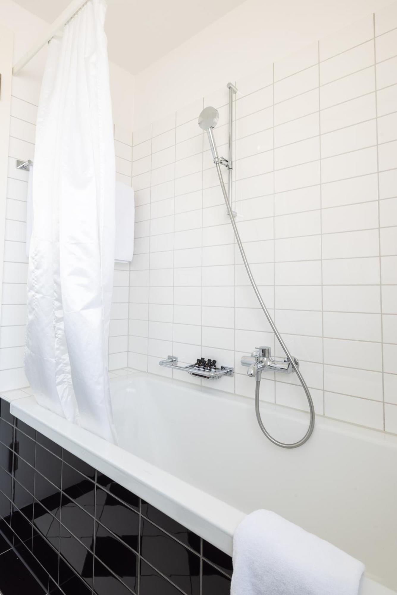 Ema House Serviced Apartments Superior Seefeld Zurich Room photo